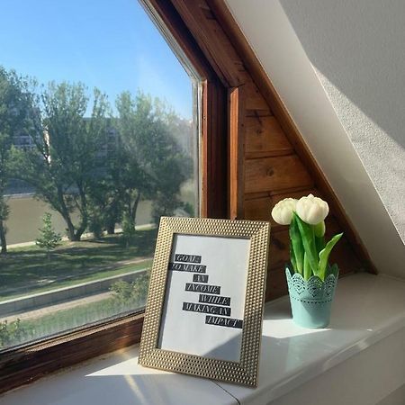 Appartamento Gem In Gyor - Free Parking Esterno foto